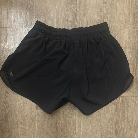 Lululemon Hotty Hot Low-Rise Short 2.5 in - Picture 3 of 3